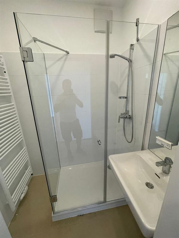 Duschabtrennung aus Sicherheitsglas, nach Maß gefertigt