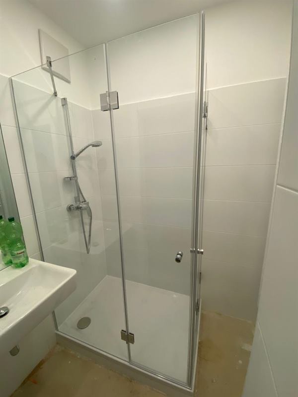 Duschabtrennung aus Sicherheitsglas, nach Maß gefertigt