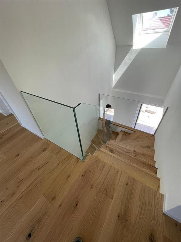 Glasgeländer mit Edelstahlpfosten an einer Treppe