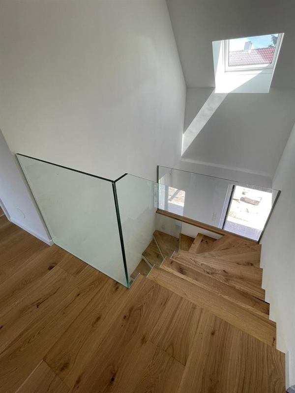 Glasgeländer mit Edelstahlpfosten an einer Treppe