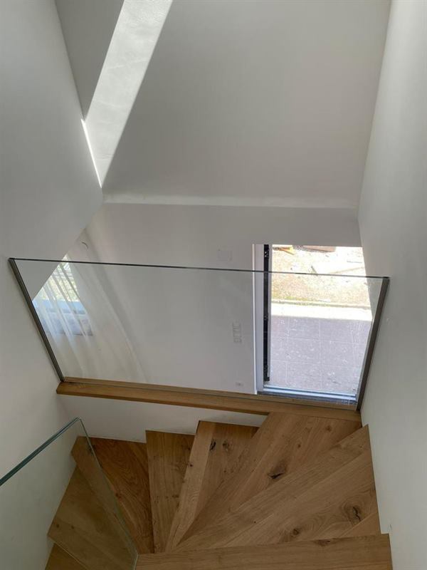 Glasgeländer mit Edelstahlpfosten an einer Treppe