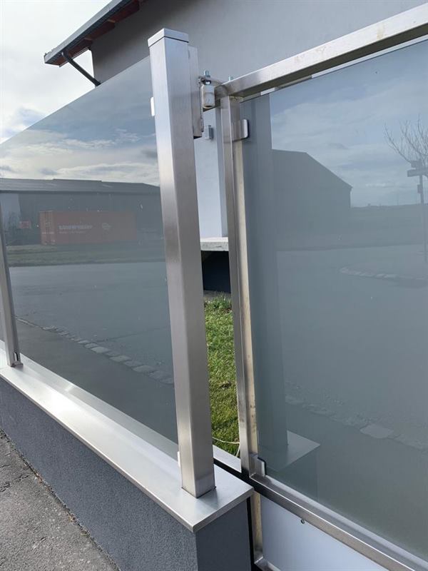 Glasgeländer mit Edelstahlpfosten an einer Treppe