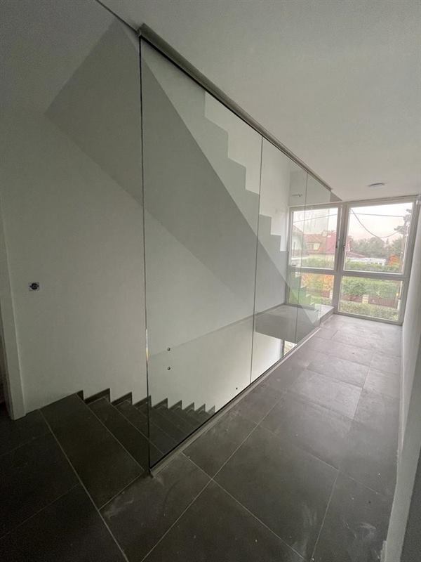 Glasgeländer mit Edelstahlpfosten an einer Treppe