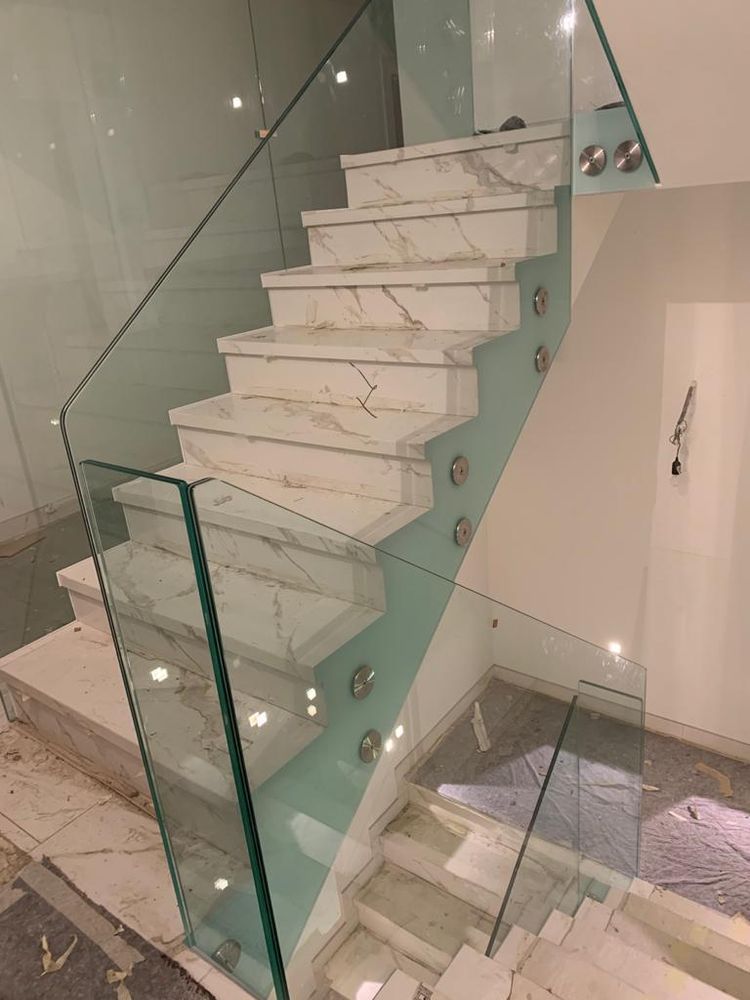 Geländer aus Verbundsicherheitsglas an einer freitragenden Marmortreppe