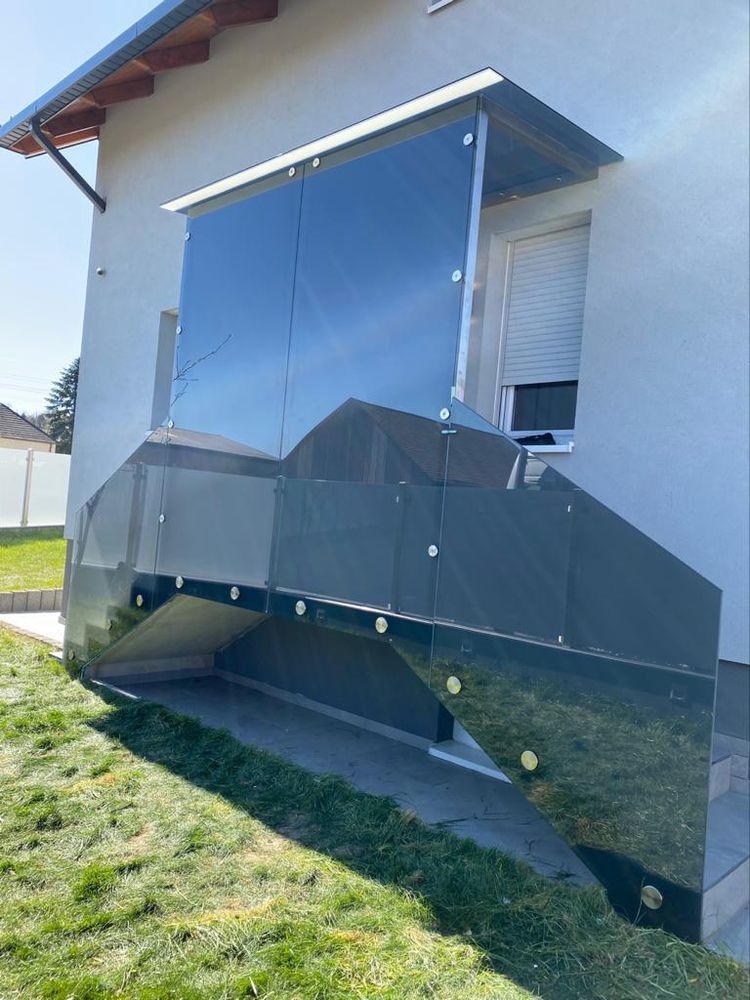 Absturzsicherung aus Glas an der Terrasse eines Einfamilienhauses