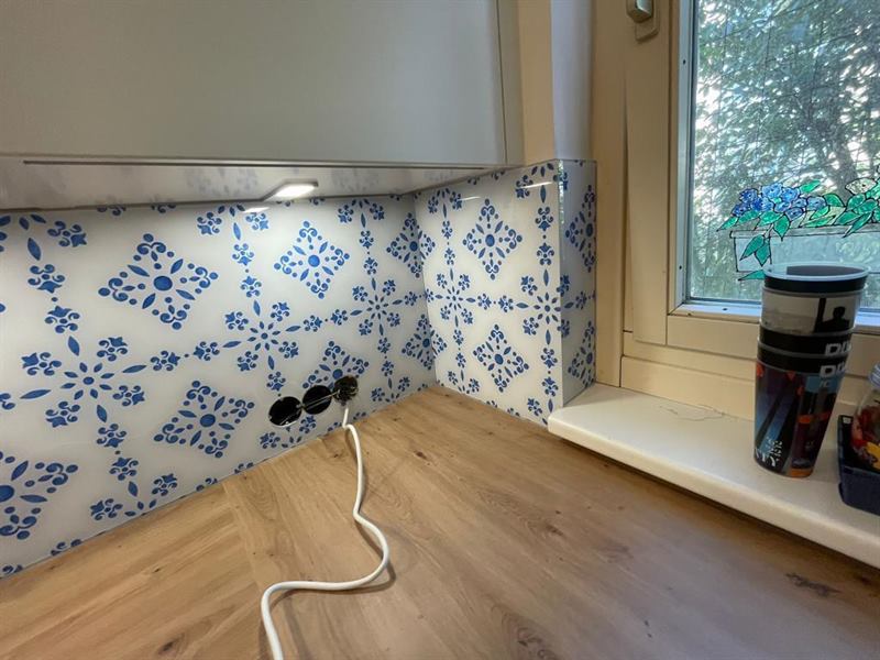 Küchenrückwand aus Glas, fugenlos zwischen Arbeitsplatte und Oberschrank montiert