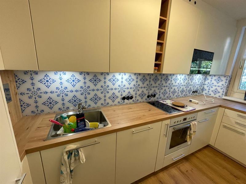 Küchenrückwand aus Glas, fugenlos zwischen Arbeitsplatte und Oberschrank montiert