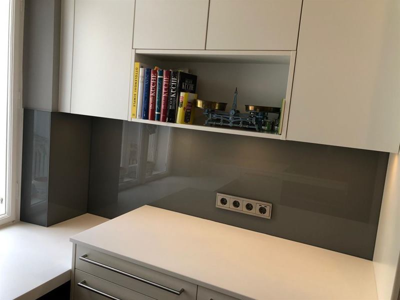 Küchenrückwand aus Glas, fugenlos zwischen Arbeitsplatte und Oberschrank montiert