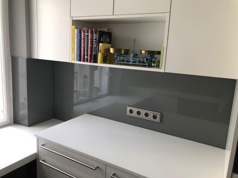 Küchenrückwand aus Glas, fugenlos zwischen Arbeitsplatte und Oberschrank montiert