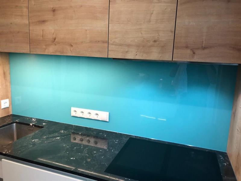 Küchenrückwand aus Glas, fugenlos zwischen Arbeitsplatte und Oberschrank montiert