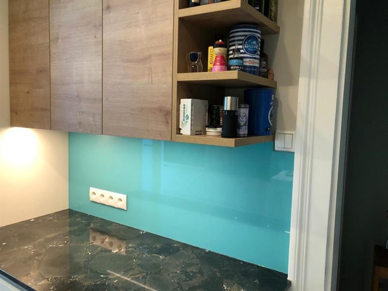 Küchenrückwand aus Glas, fugenlos zwischen Arbeitsplatte und Oberschrank montiert