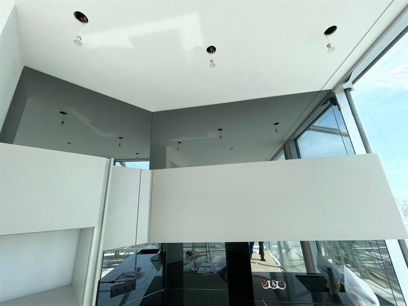 Küchenrückwand aus Glas, fugenlos zwischen Arbeitsplatte und Oberschrank montiert