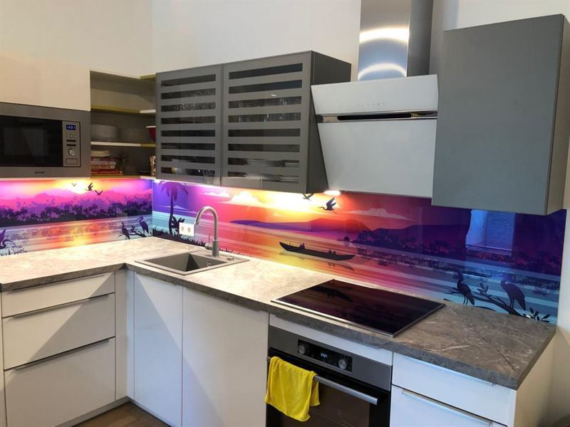 Küchenrückwand aus Glas, fugenlos zwischen Arbeitsplatte und Oberschrank montiert