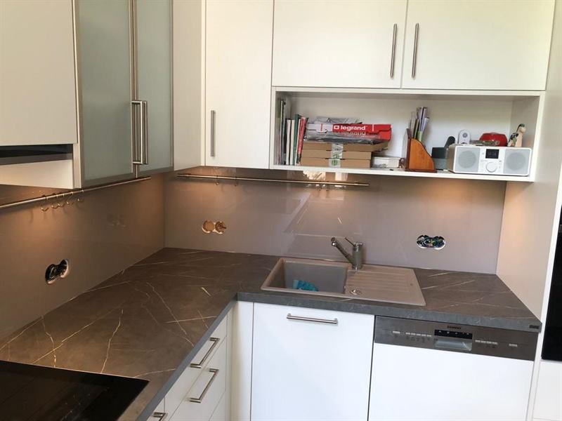 Küchenrückwand aus Glas, fugenlos zwischen Arbeitsplatte und Oberschrank montiert