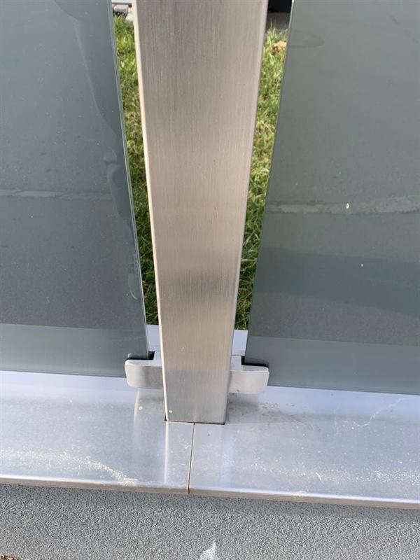 Sichtschutzwand aus mattiertem Glas mit Edelstahlrahmen im Außenbereich