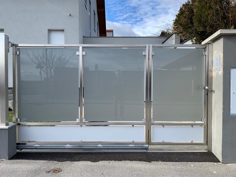 Sichtschutzwand aus mattiertem Glas mit Edelstahlrahmen im Außenbereich