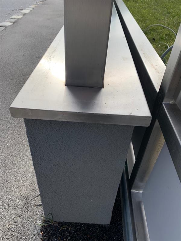 Sichtschutzwand aus mattiertem Glas mit Edelstahlrahmen im Außenbereich