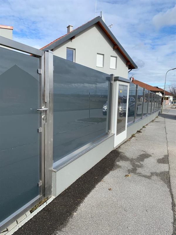 Sichtschutzwand aus mattiertem Glas mit Edelstahlrahmen im Außenbereich
