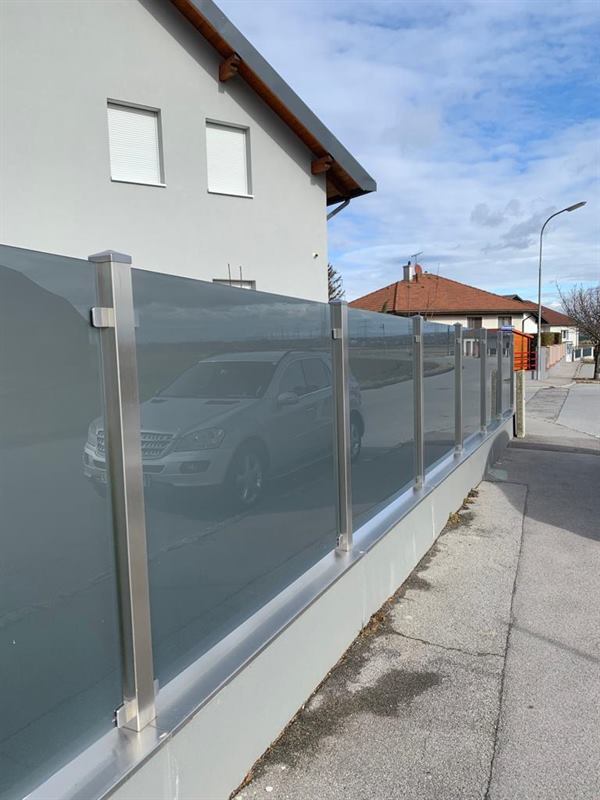 Sichtschutzwand aus mattiertem Glas mit Edelstahlrahmen im Außenbereich