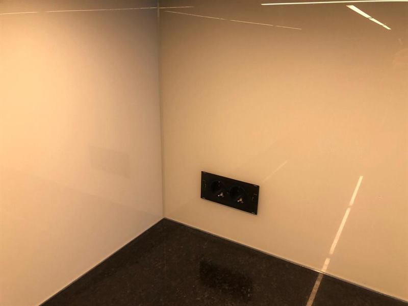 Glastür beziehungsweise Ganzglas-Schiebetür nach Maß