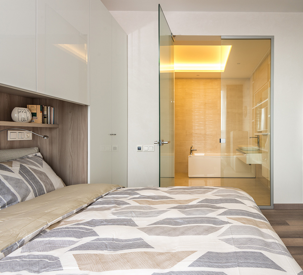 Glastüren in modernem Schlafzimmer
